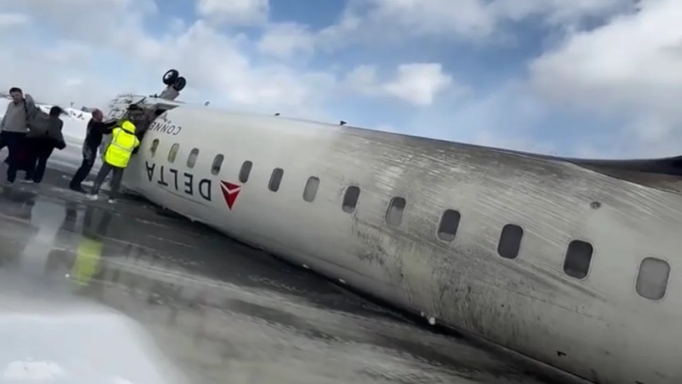 “Chaos at 30,000 Feet: Delta Passenger’s Wild Ride After Crash Landing in Toronto!”