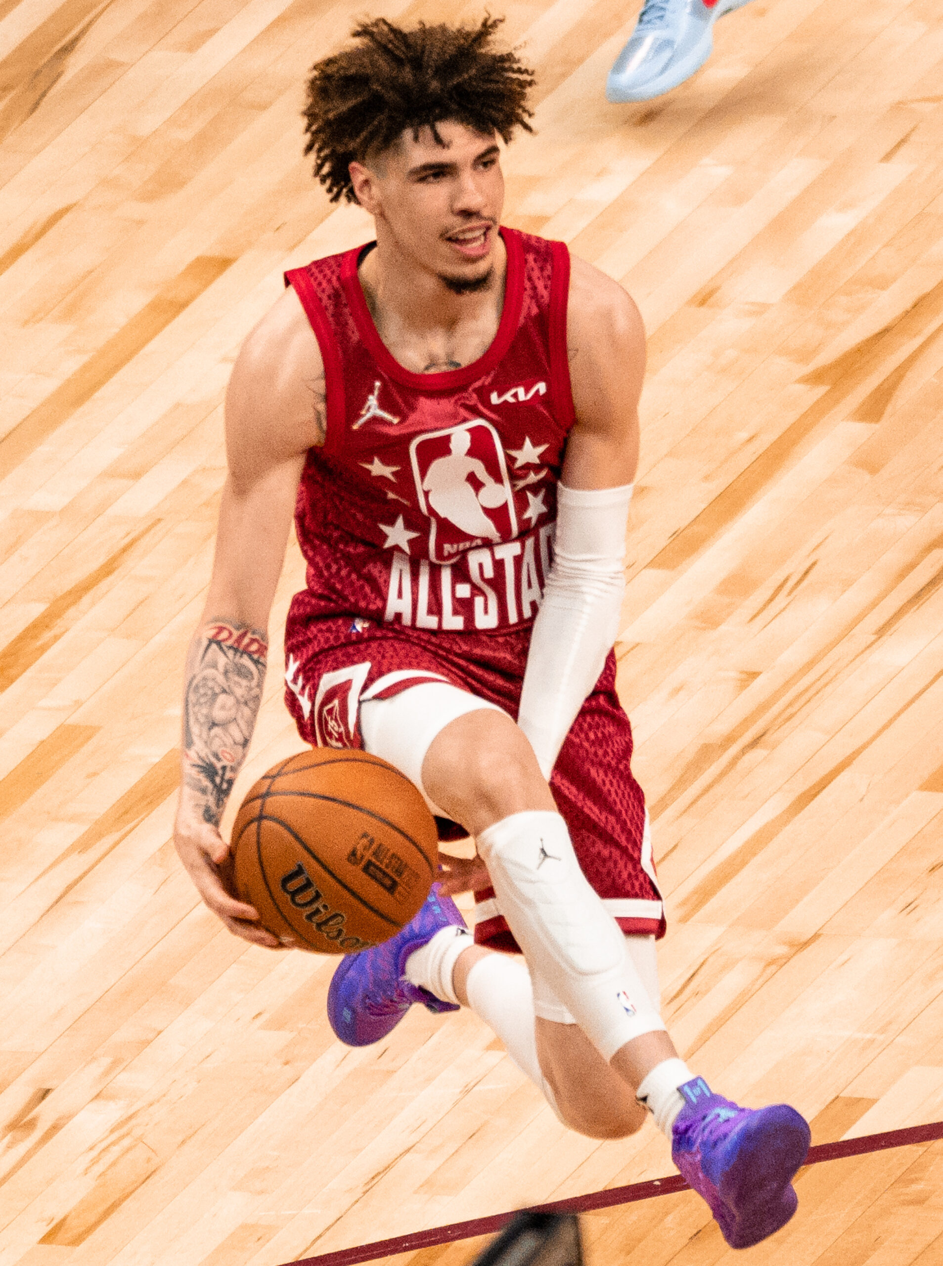 LaMelo Ball Checks in on LaVar Before Dazzling Lakers Performance