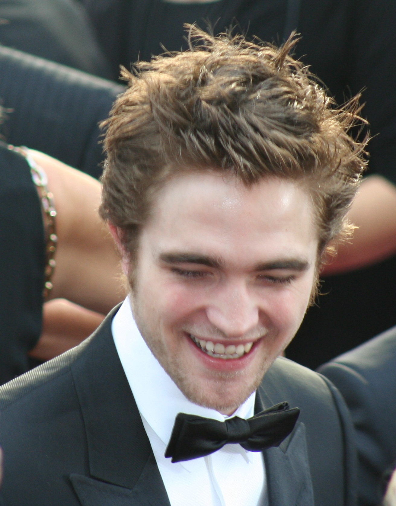 Robert Pattinson Faces His Dark Clone in “Mickey 17” – A Twisted Sci-Fi Comedy!
