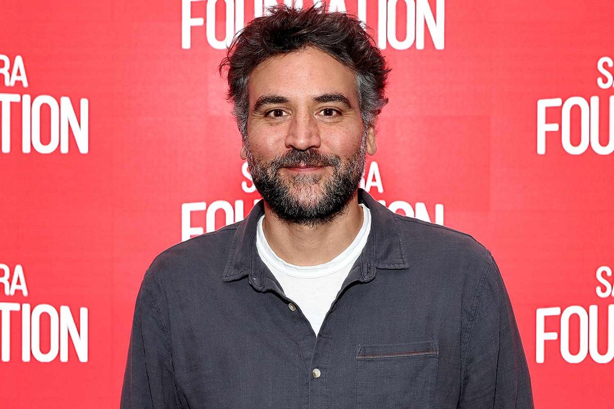 Josh Radnor Reveals He’s the Proud Owner of the Blue French Horn from HIMYM