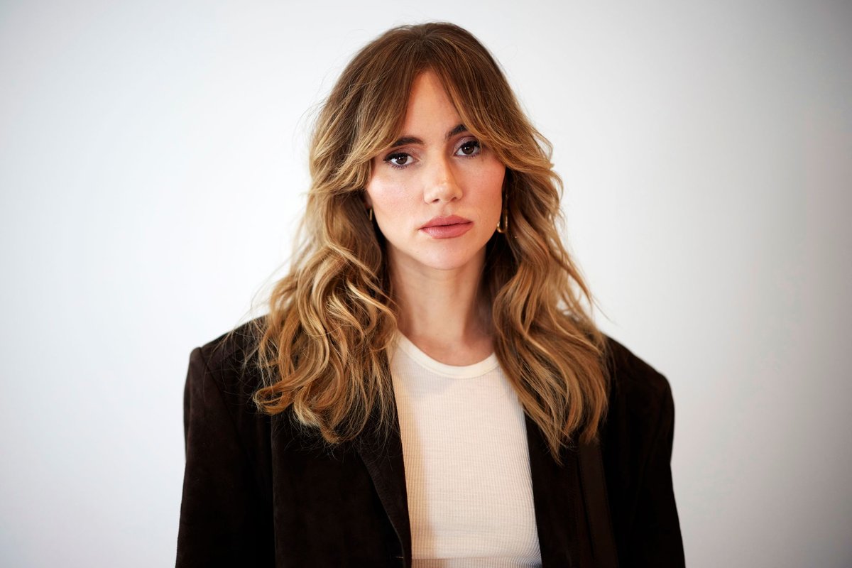 Suki Waterhouse Makes Retro Sneakers the Must-Have for Spring!