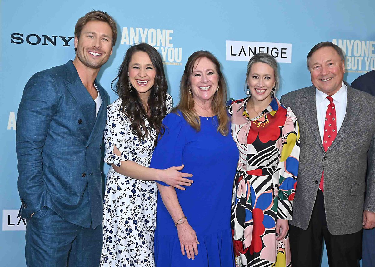 Amanda Seyfried’s Wardrobe Malfunction: A Red Carpet Tale with Glen Powell