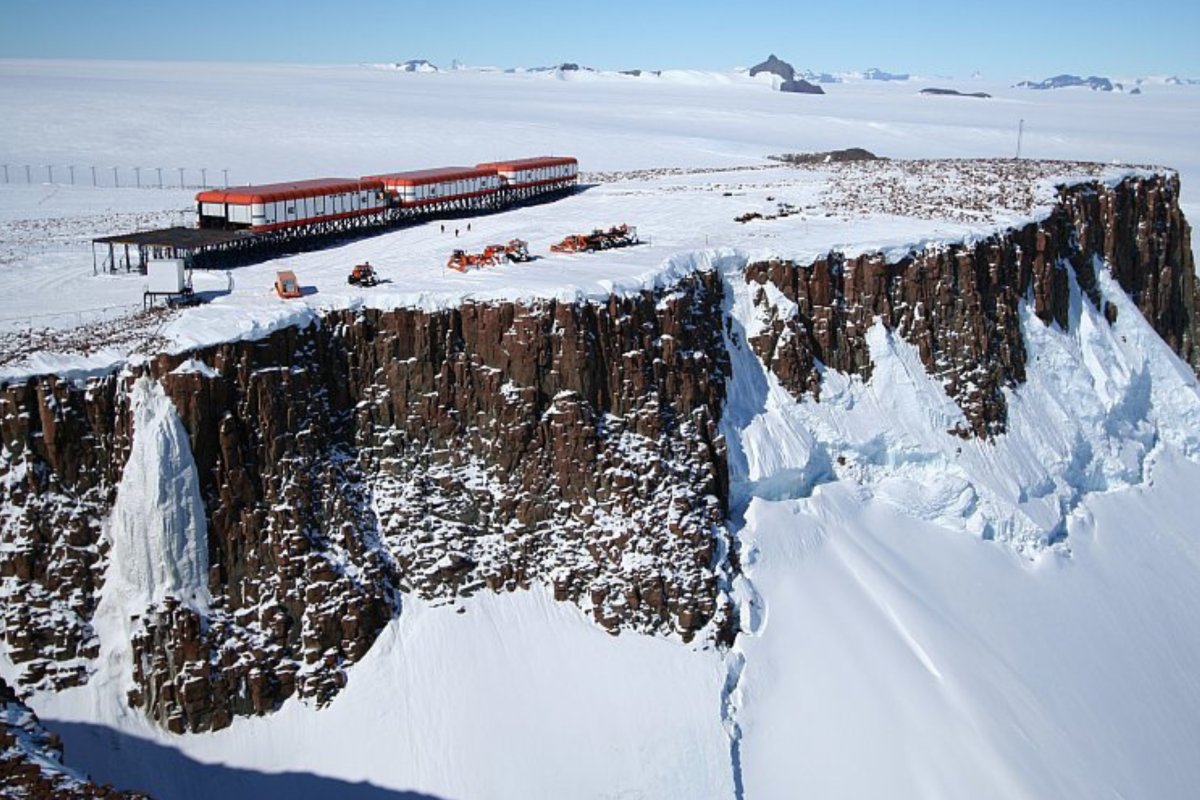 “Chilling Conflict: Scientists in Antarctica Face Alleged Assault and Tensions”