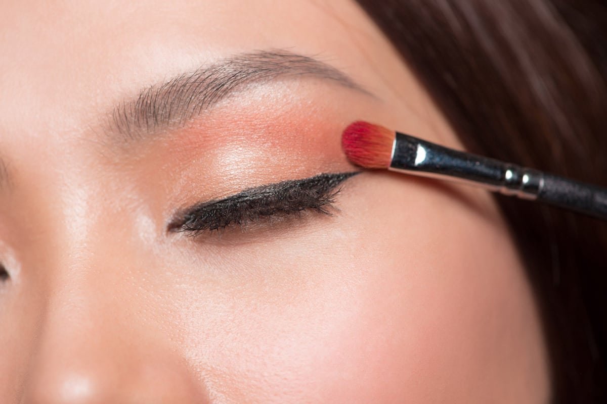 Eyeshadow Is Back: The Bold Return of Color in 2025 Makeup