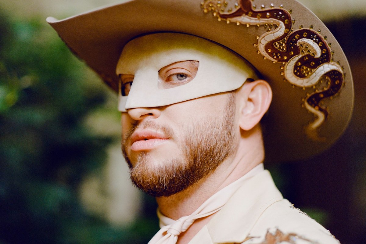 “Fans Can’t Believe Orville Peck Ditches His Mask for Broadway Debut”

3.