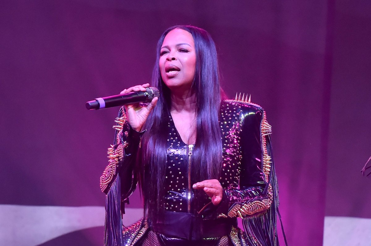 From Glamour to Grit: Dawn Robinson’s Surprising Journey of Living in Her Car