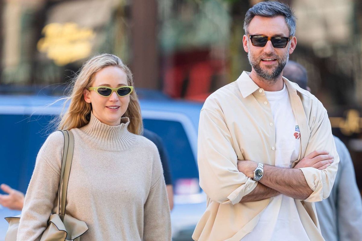 Jennifer Lawrence Sparks Baby Buzz with NYC Outing

3.