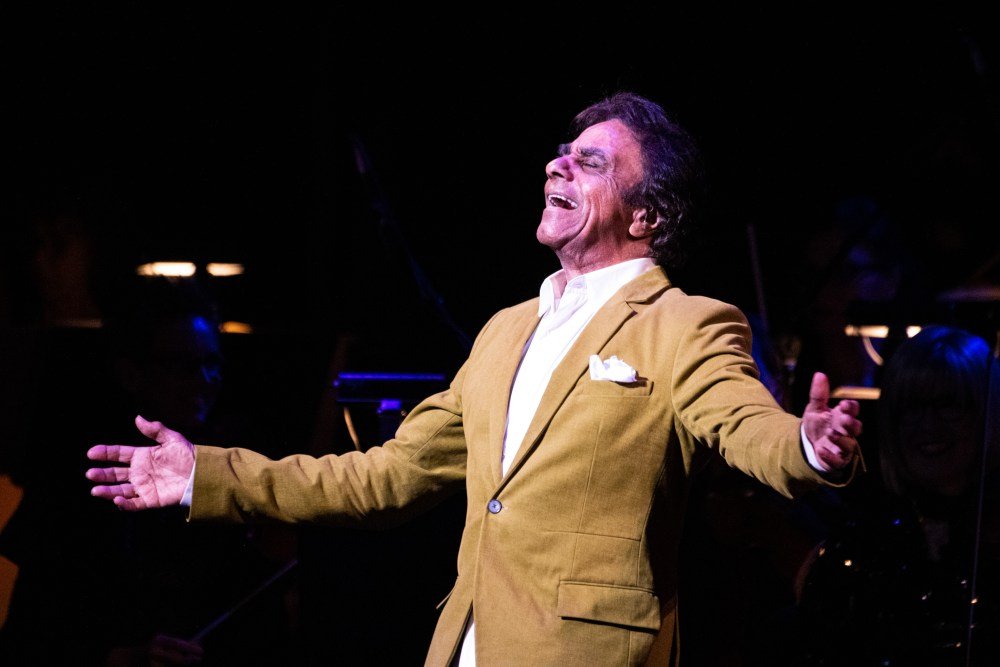 ** Johnny Mathis Bids Adieu to the Stage: A Legendary Career Comes to a Close

**