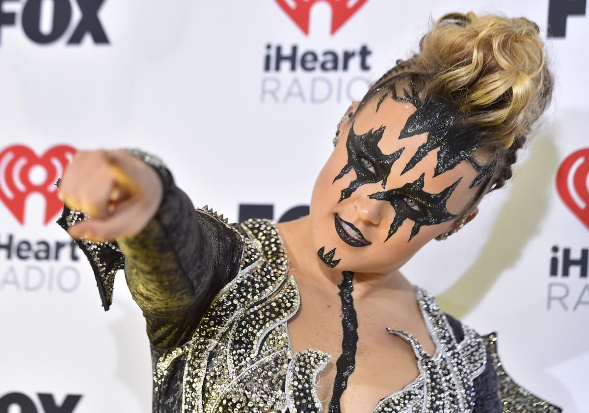 JoJo Siwa Shocks Fans with Daring New Look at GLAAD Media Awards