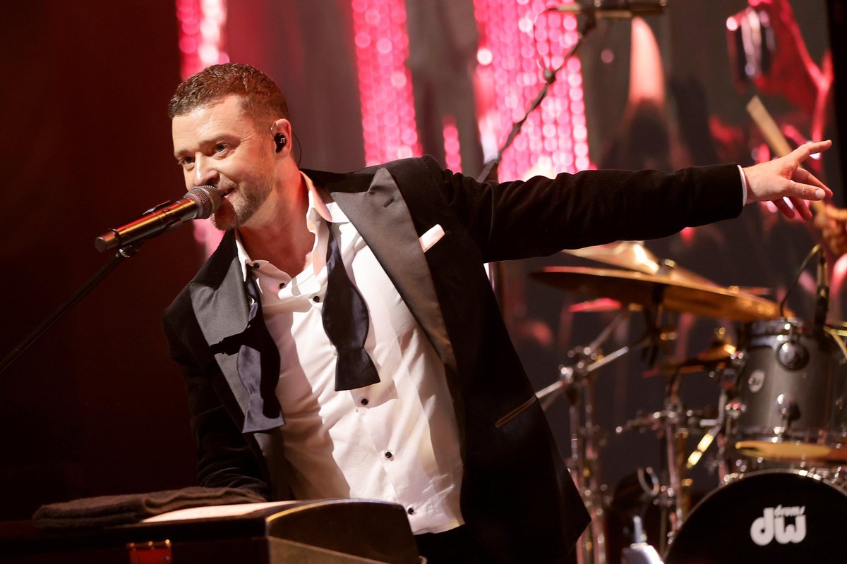Justin Timberlake Turns Private Jet Into Comedy Club and Golf Course Mid-Flight