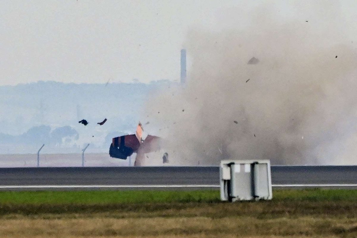 Pilot’s Miraculous Survival Stuns Crowd After Shocking Airshow Crash