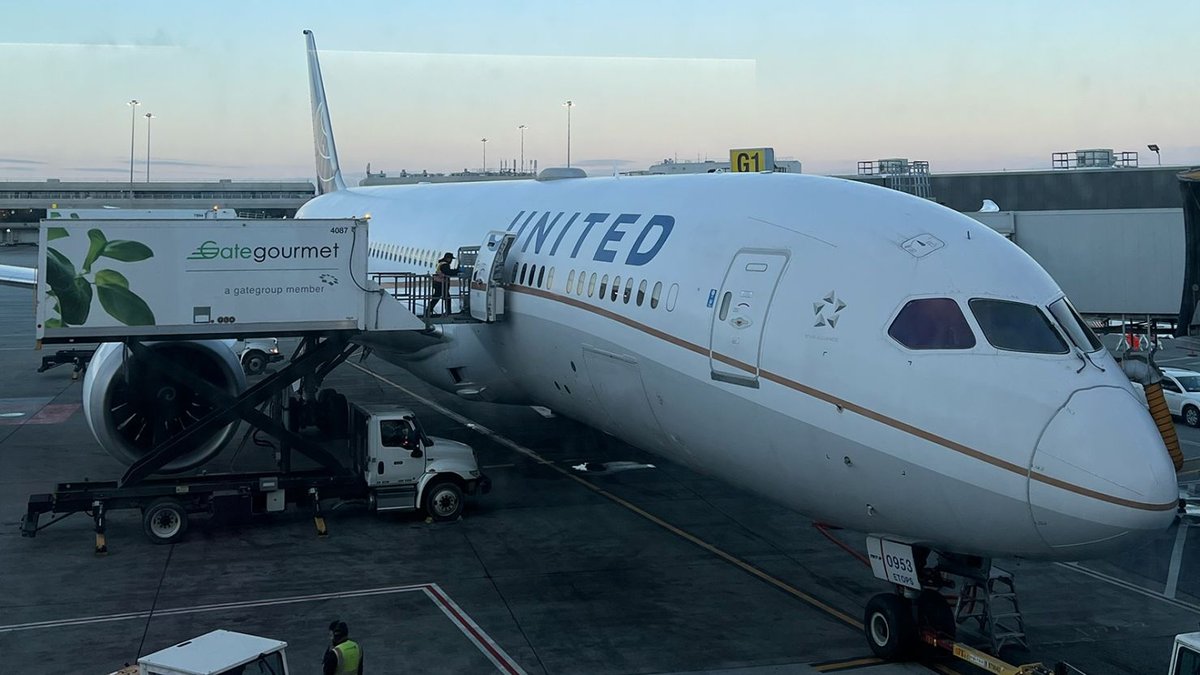 Pilot’s Passport Blunder Delays United Airlines Flight to Shanghai—Passengers Outraged!