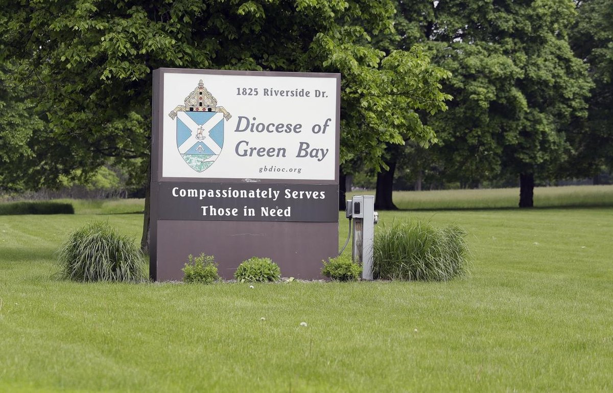 Principal’s Dismissal Sparks Debate Over Boundaries in Student-Teacher Relationships