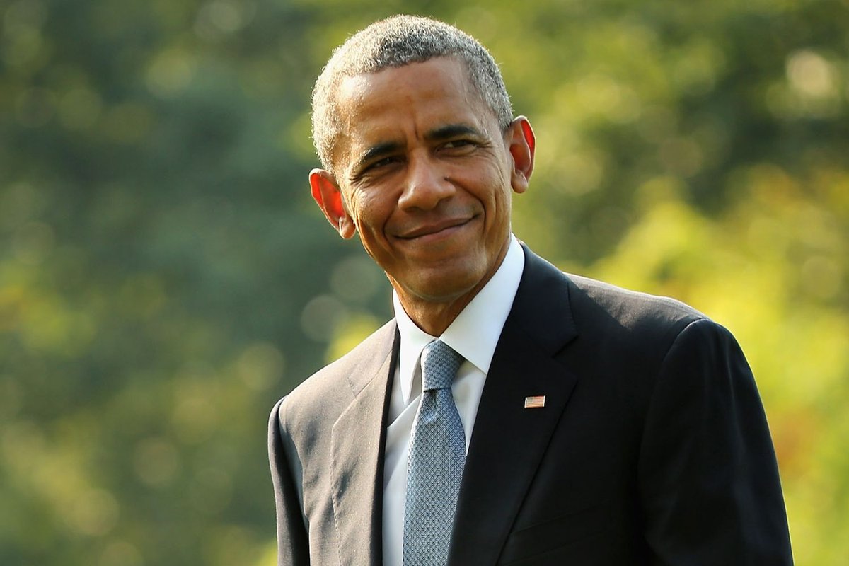 Barack Obama’s Charming Cherry Blossom Photobomb Steals Family’s Spotlight