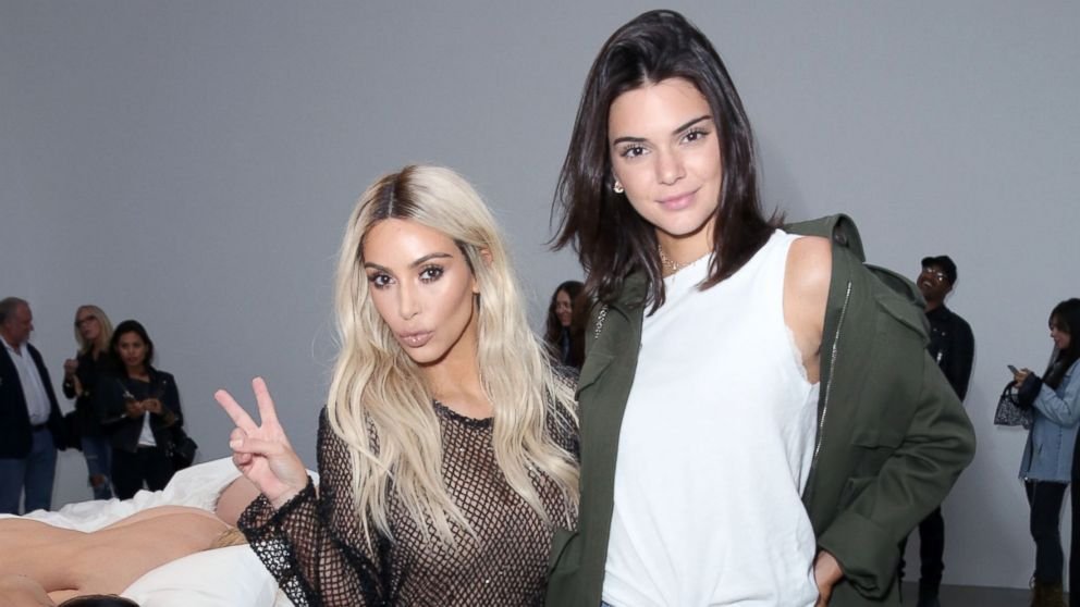 Fans Are Obsessed with Kendall Jenner’s Cozy Cottage Vibes – A Stark Contrast to Kim Kardashian’s Minimalist Mansion