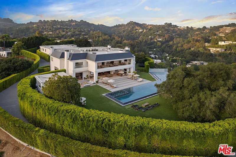 Hollywood Heavyweight Showdown: Ben Affleck’s Mansion Price War with Jennifer Lopez Heats Up