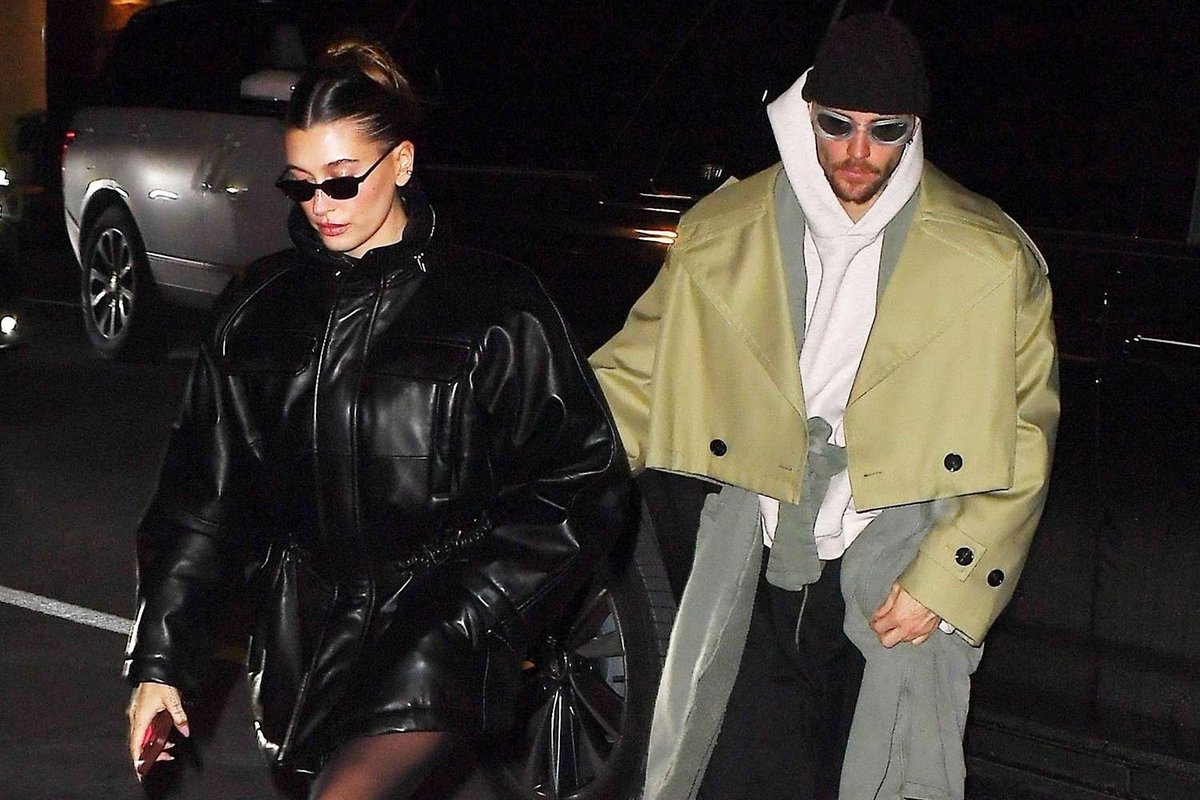 Justin and Hailey Bieber’s Casual Palm Springs Dinner: A Glimpse into Celebrity Life