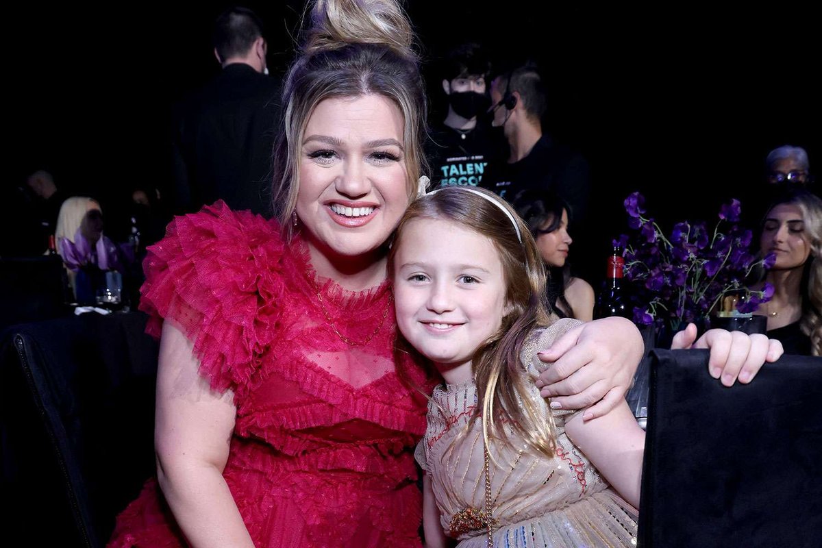 Kelly Clarkson’s Daughter River Steals Spotlight on Talk Show