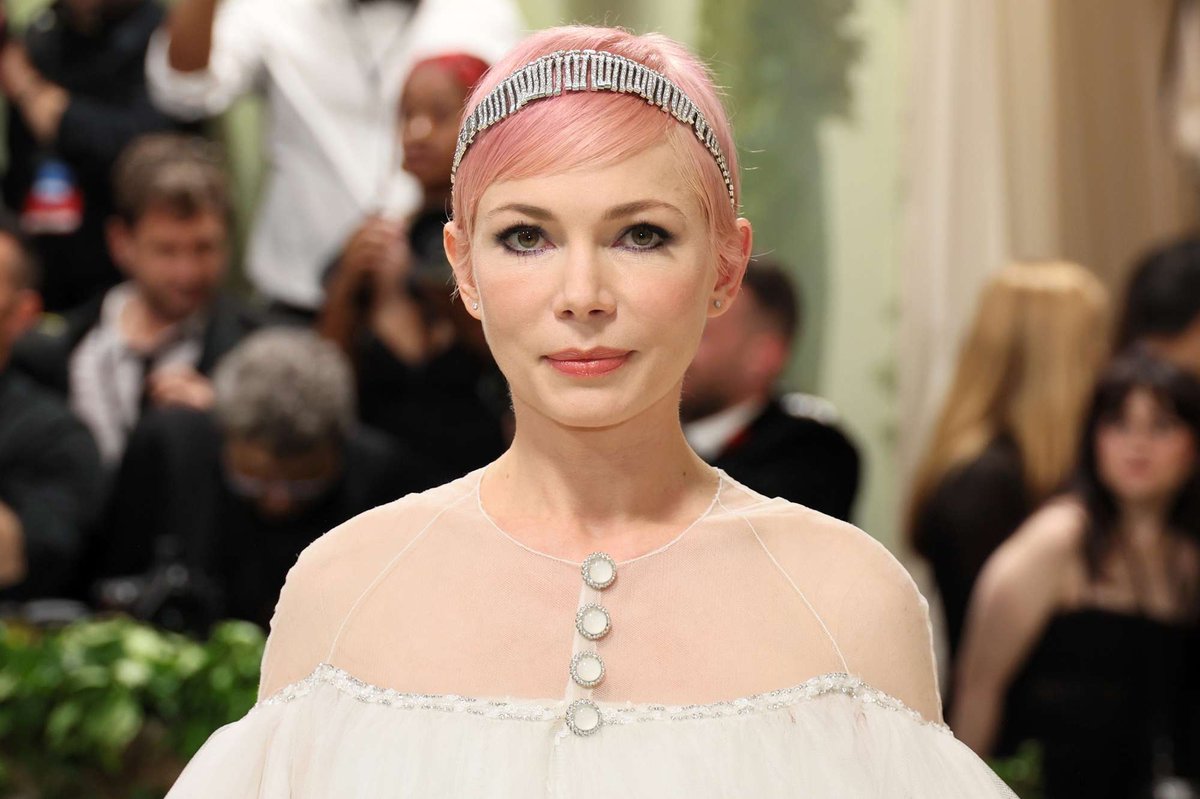 Michelle Williams Calls Out Barefoot Passenger on Flight—Internet Can’t Stop Laughing!