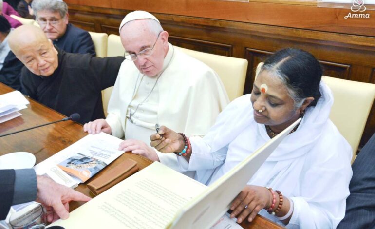 Pilgrims Flock as Pope Francis Lies in State at St. Peter’s Basilica