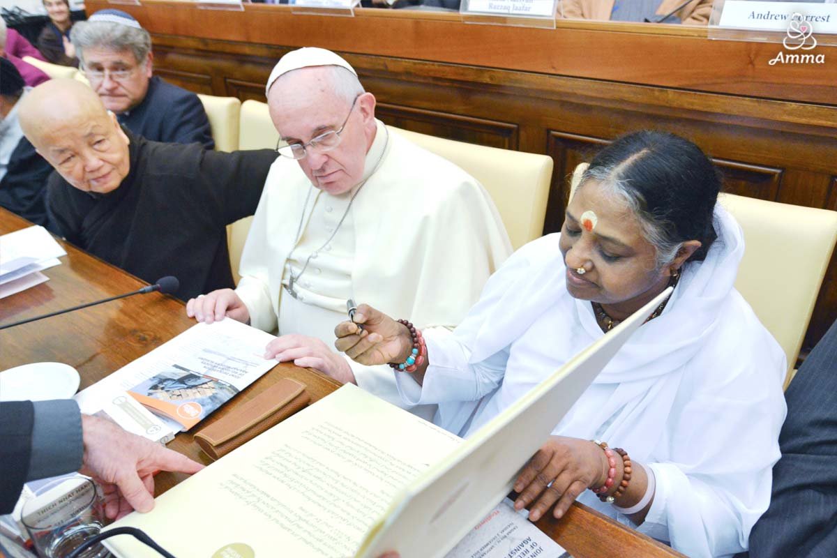 Pilgrims Flock as Pope Francis Lies in State at St. Peter’s Basilica