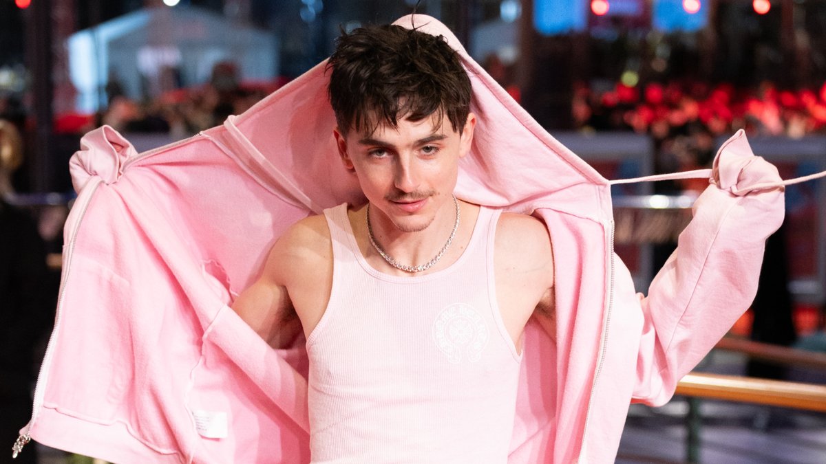 Chalamet Sidesteps Jenner Kiss in On-Camera Mishap