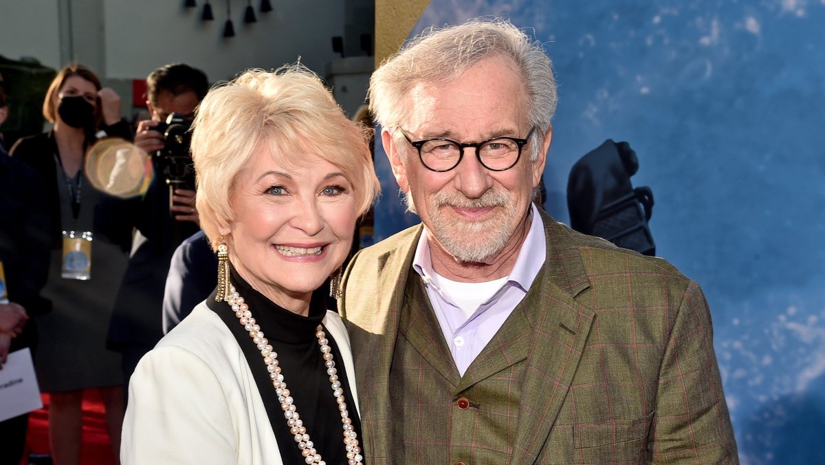 Dee Wallace Opens Up About Tense Talks with Spielberg Over ‘E.T.’ Bedroom Scene

3.