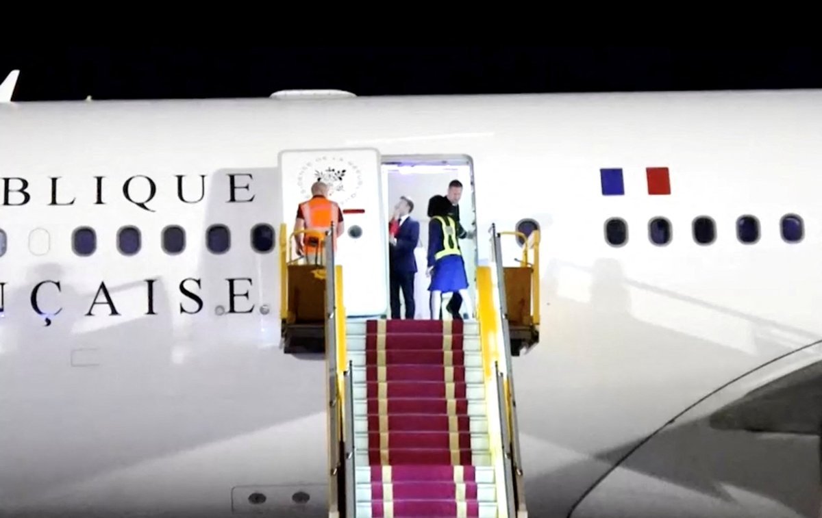 How Brigitte Macron’s Sudden Shove Shocked Paris