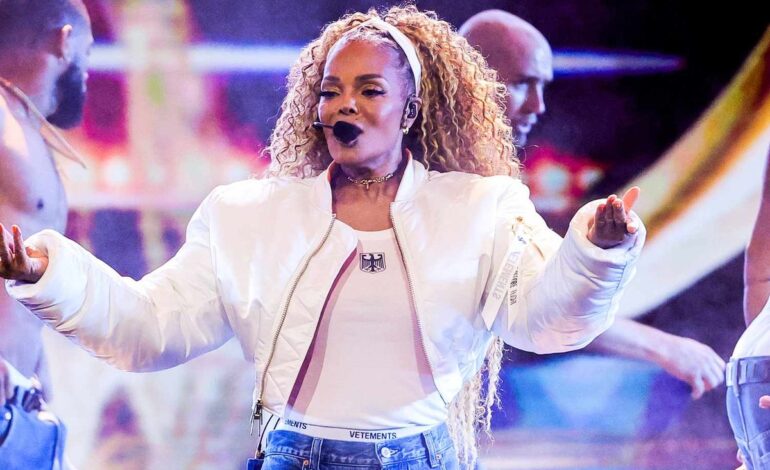 Janet Jackson’s 2025 AMAs Cropped Jacket & Baggy Jeans Fashion Triumph