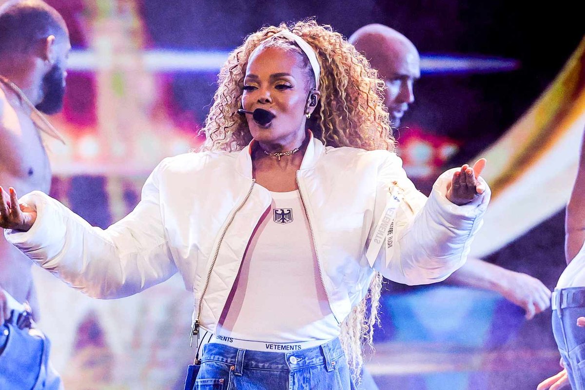 Janet Jackson’s 2025 AMAs Cropped Jacket & Baggy Jeans Fashion Triumph