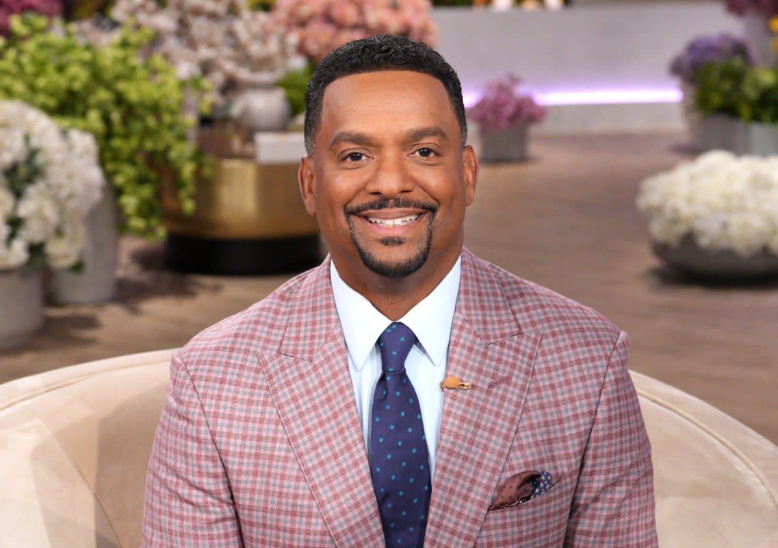 Jennifer Hudson Zones Out During Eddie Murphy Interview, Fans Are Aghast