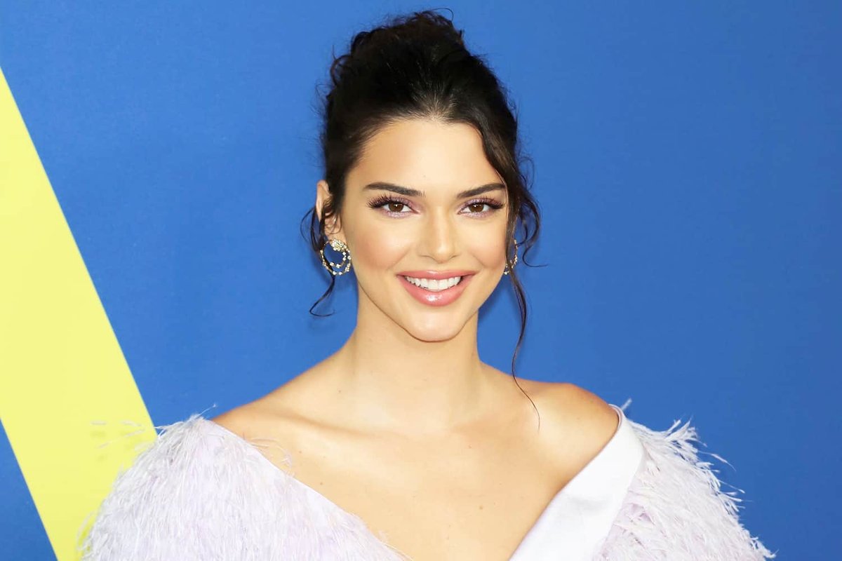 Kendall Jenner’s Chipped Tooth Steals the Spotlight at Knicks Game with Kylie & Timothée
