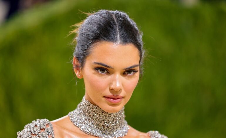Kendall Jenner’s Topless Calzedonia Campaign Unveils Sun-Kissed Buns