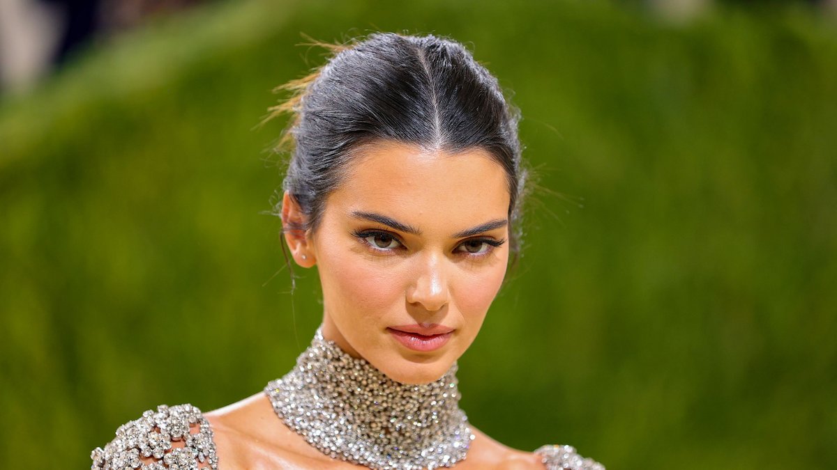 Kendall Jenner’s Topless Calzedonia Campaign Unveils Sun-Kissed Buns