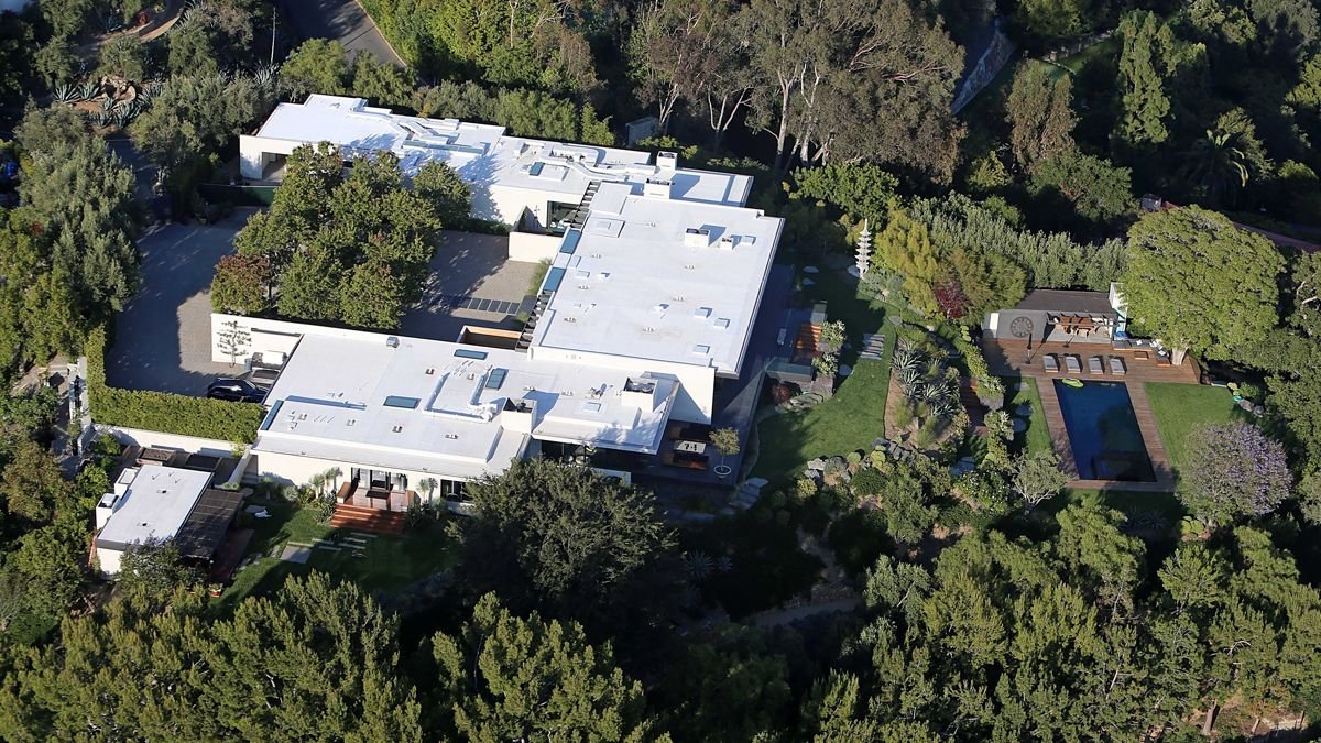 Man Crashes Through Jennifer Aniston’s $21M Gate in Surreal Security Breach