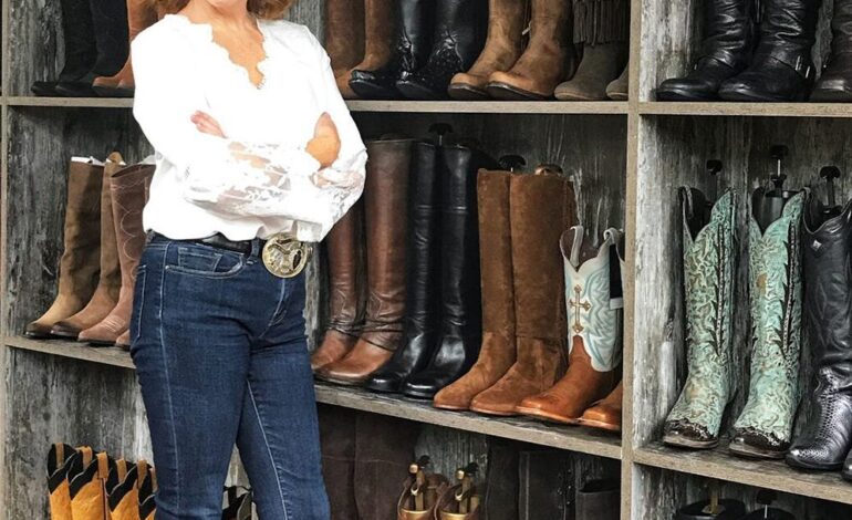 Reba McEntire Shines in Sequin Boots at 2025 ACM Awards