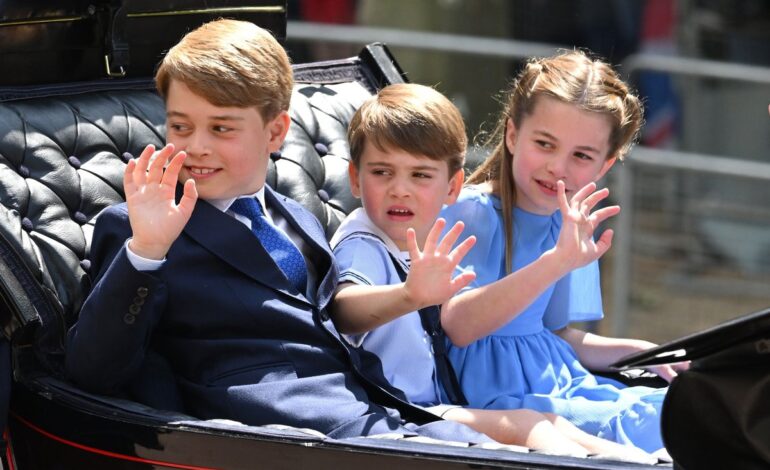 Royal Miniatures Steal the Show: George, Charlotte, and Louis Honor Their Great-Grandmother with Heartfelt Balcony Appearance