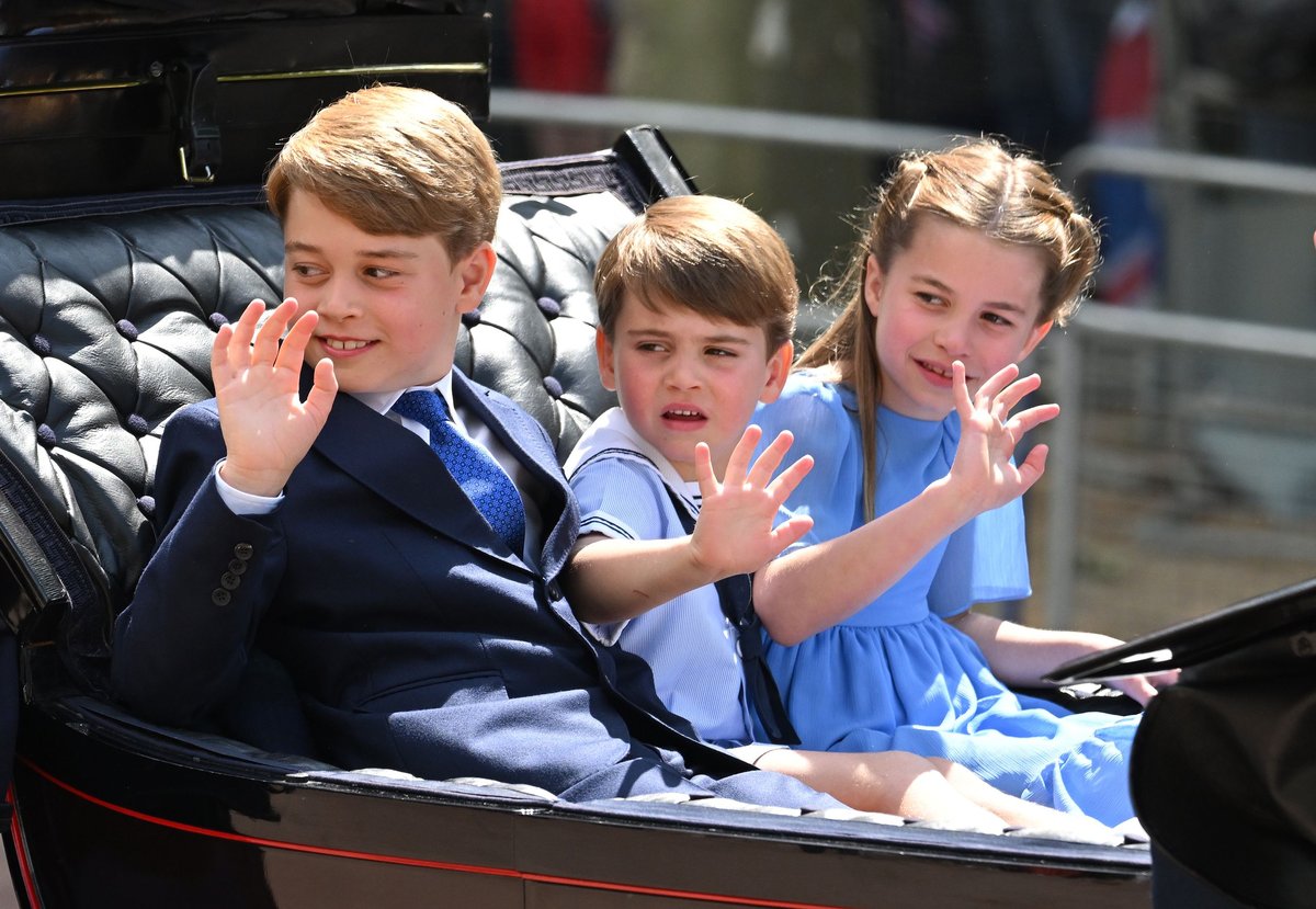 Royal Miniatures Steal the Show: George, Charlotte, and Louis Honor Their Great-Grandmother with Heartfelt Balcony Appearance