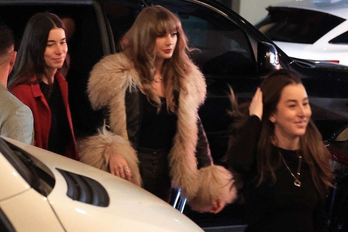 Taylor Swift’s Low-Key NYC Pasta Run with Dakota Johnson