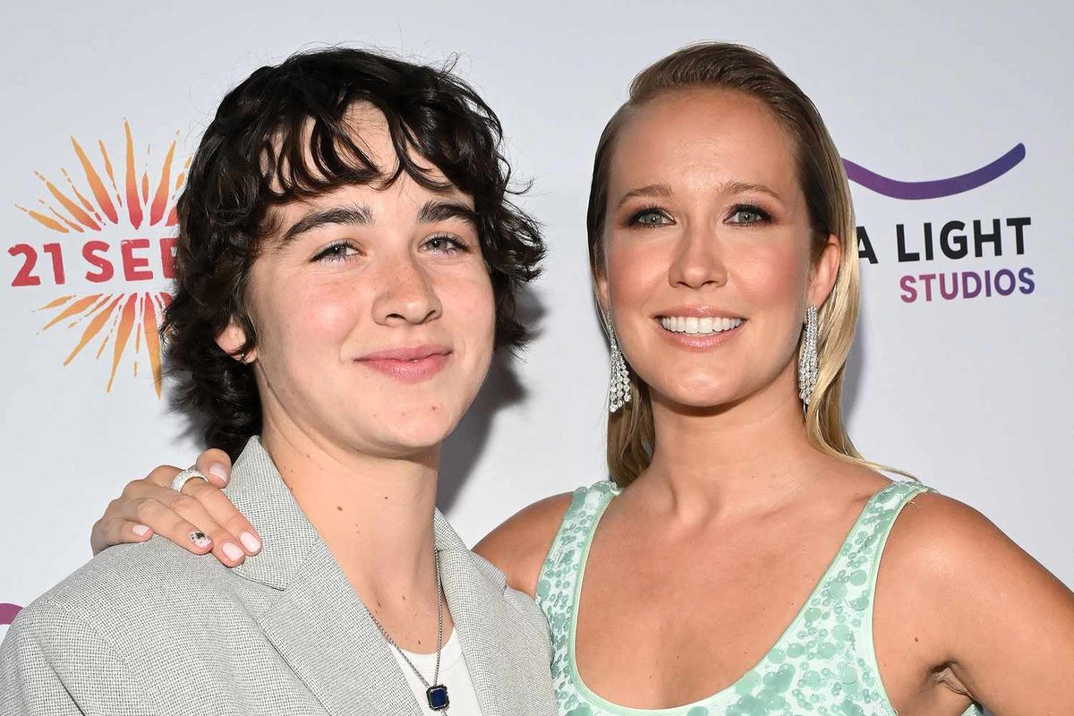 Anna Camp’s Seafoam-Green Premiere Moment with Girlfriend Jade Whipkey