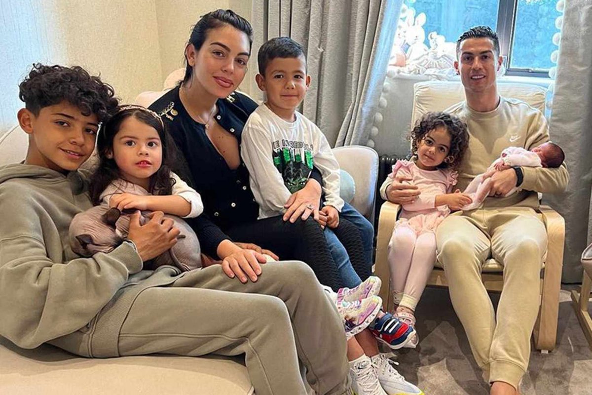 Cristiano Ronaldo’s Enchanting Family Portrait: Georgina and the Five Little Champions