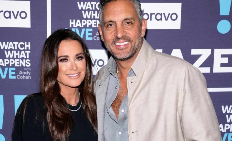 Exes Kyle Richards and Mauricio Umansky Share Awkward Cheek Kiss Outside Beverly Hills Hotspot