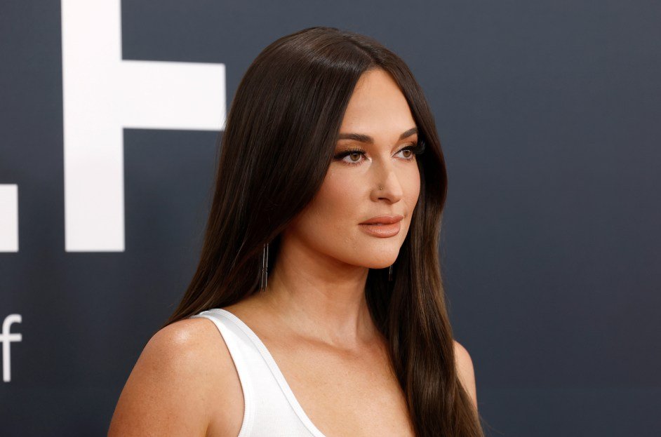 Kacey Musgraves Pauses Tour After Mexico Fall Fractures Rib