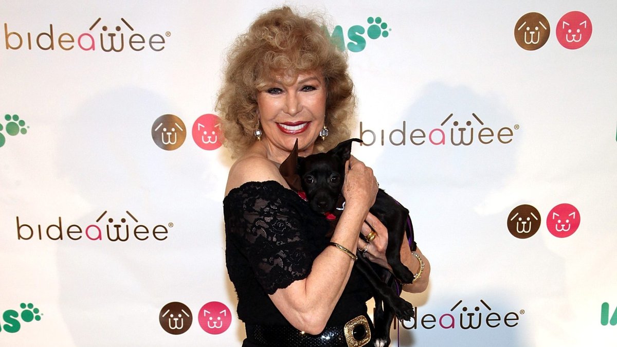 Mike Farrell Reflects on Loretta Swit’s Enduring Influence in M*A*S*H