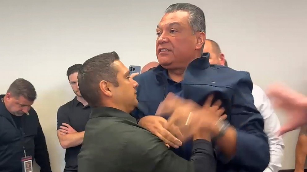 Politician’s Press Conference Confrontation: A Lesson in Protocol