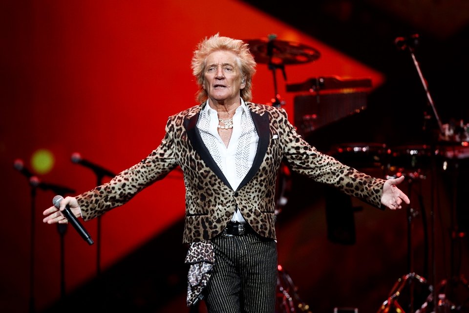 Rod Stewart Pauses Vegas Shows Again After Doctor’s Warning
