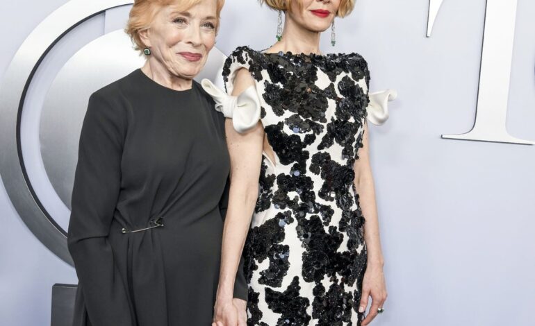 Sarah Paulson & Holland Taylor’s Decade-Long Private Love Story Unpacked