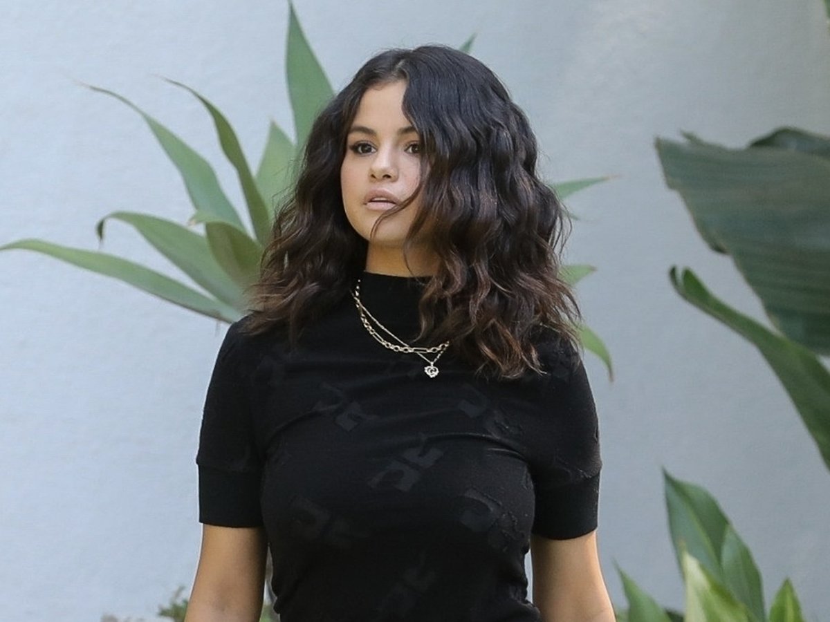 Selena Gomez’s Sun-Kissed Bangs: Your Summer Hair Inspiration