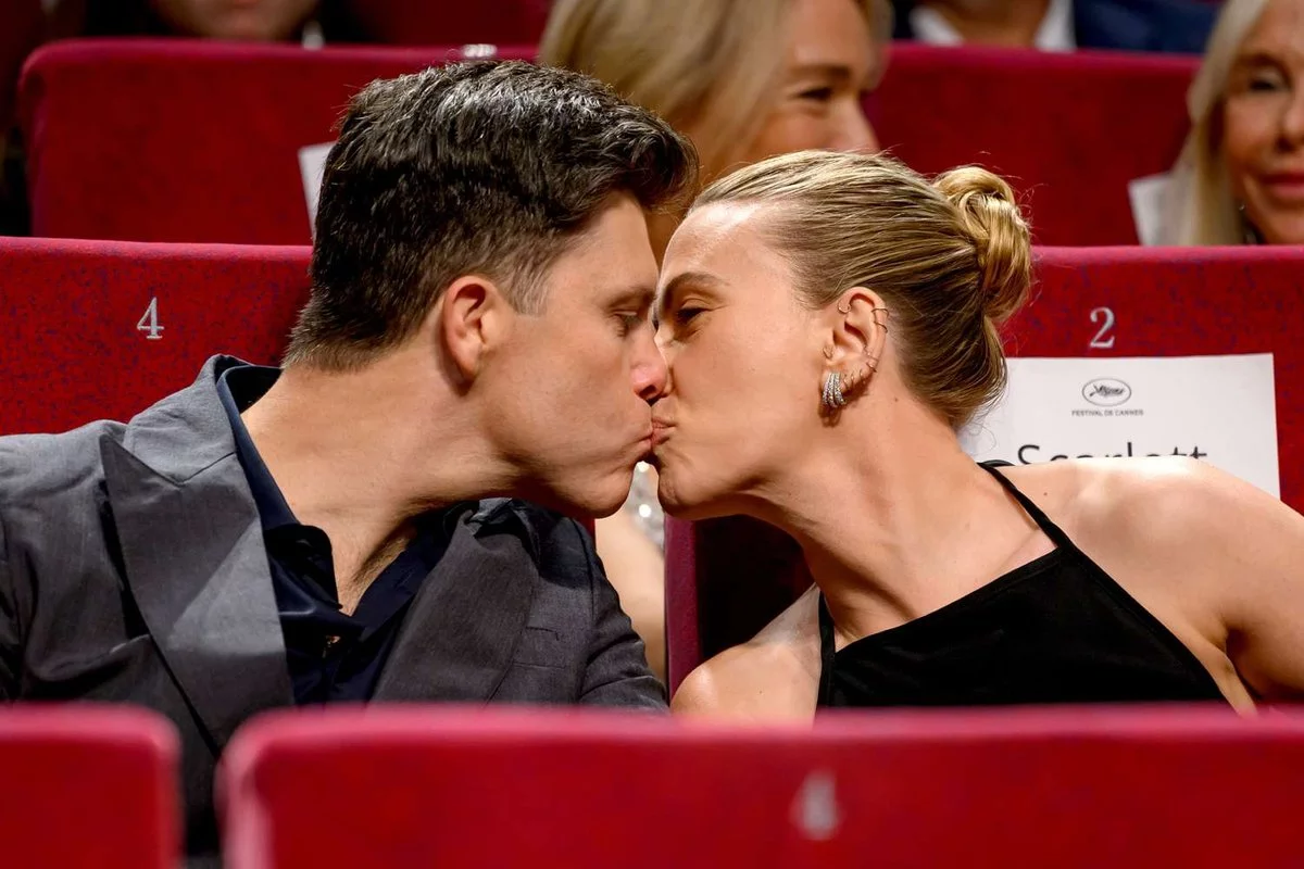 Spark of Connection: Scarlett’s Sweet Red Carpet Smooch with Jonathan Bailey