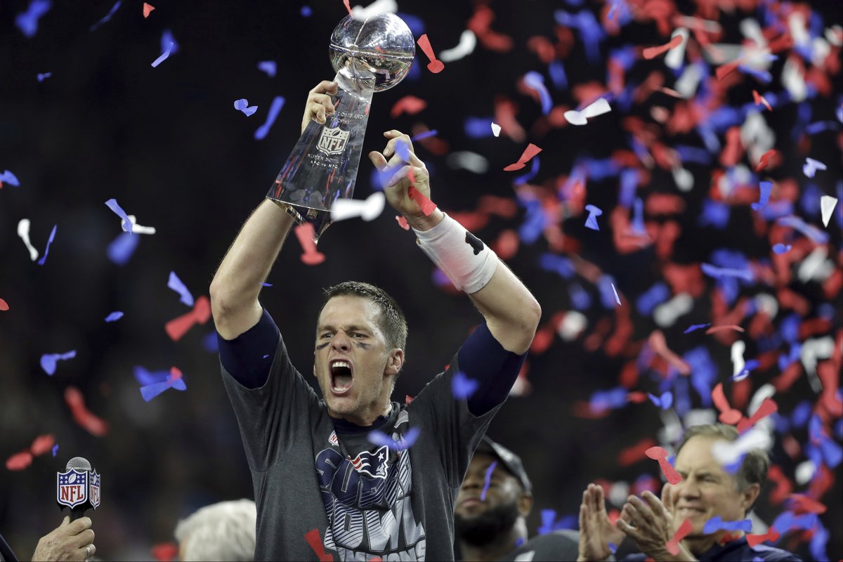 Trophy Toss Turns Tragic: Brady & Gronk Break Lombardi at Fanatics Fest 2025